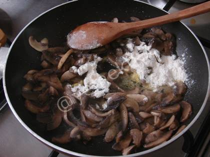 Beşamel Soslu Mantarlı Börek